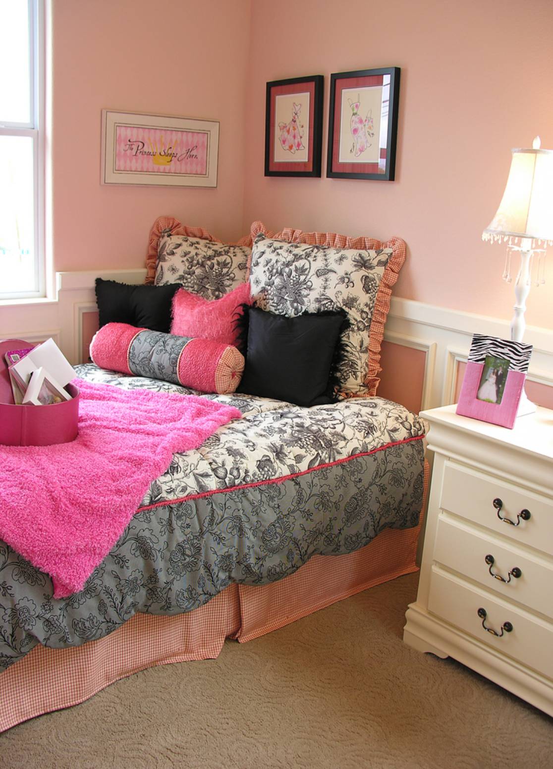 Bedroom Painting In Ottawa. A photo of a bedroom with an outdated colour scheme.