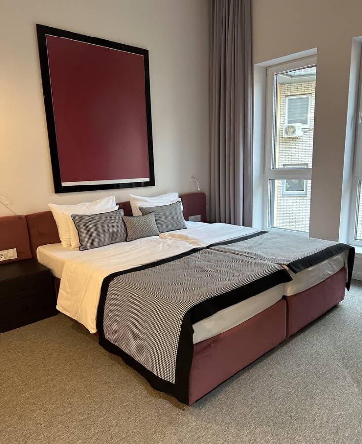 Bedroom Painting In Ottawa. Primary bedroom with a neutral colour scheme and coordinated furnishings.